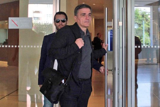 Οι Θεσμοί γράφουν, η κυβέρνηση περιμένει