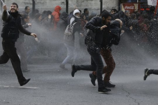 Με κανόνια νερού & δακρυγόνα κατά των διαδηλωτών