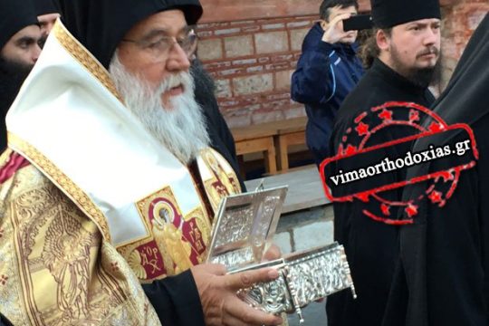 Τώρα βγάζουν σε περιφορά και τις ιερές παντόφλες