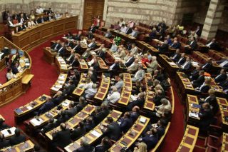 Ψηφίστηκαν στη Βουλή οι τροπολογίες για τις άδειες