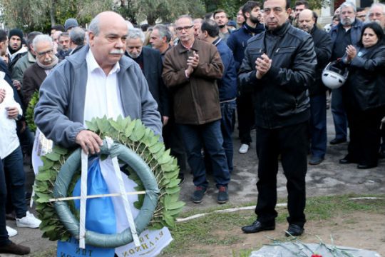Κατάθεση στεφάνων στο Πολυτεχνείο από τον ΣΥΡΙΖΑ