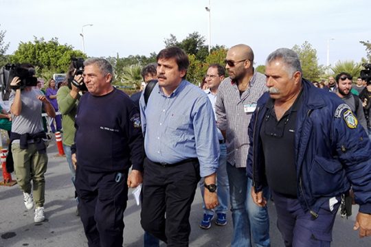 Διάλογος αλλά και ένταση στην περιοδεία Ξανθού στο Ηράκλειο