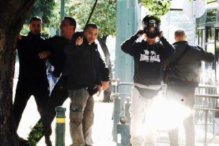Ερώτηση βουλευτών για τη δράση χρυσαυγιτών με την κάλυψη των ΜΑΤ