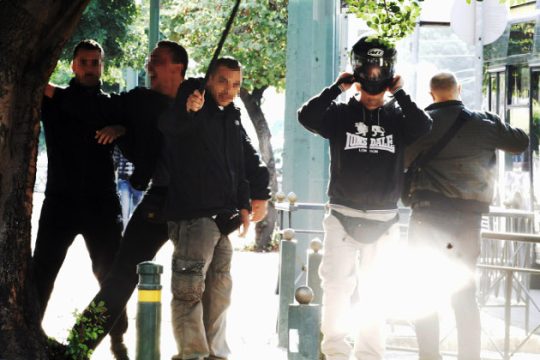 Ερώτηση βουλευτών για τη δράση χρυσαυγιτών με την κάλυψη των ΜΑΤ