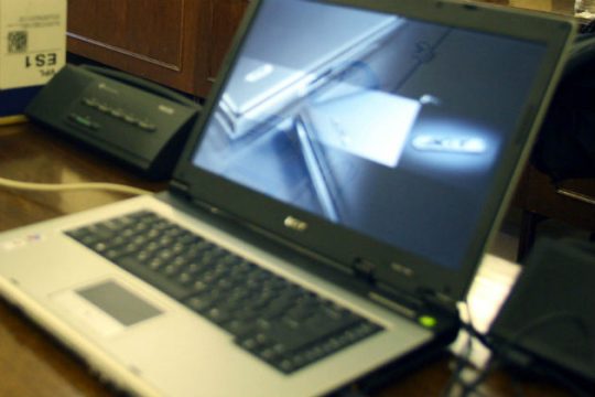 Μας ακούνε με… διάφορους τρόπους
