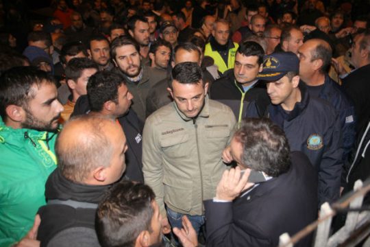 Αποχωρούν οι αγρότες-Ζυγίζονται οι νταλίκες με τα προϊόντα τους