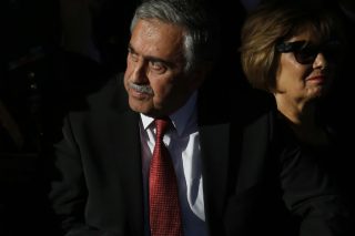 Ο Ακιντζί επιμένει σε τουρκικές εγγυήσεις και παρουσία στρατού