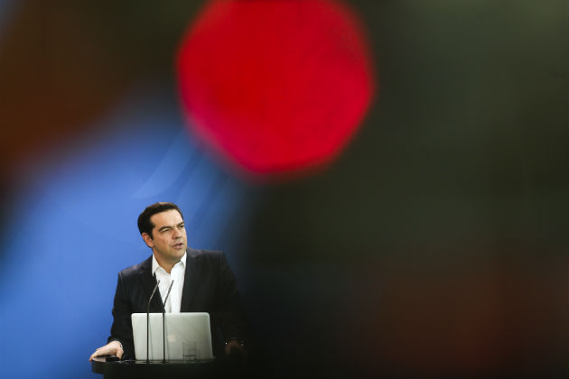 Politico: «Επιδέξια κίνηση οι εξαγγελίες Τσίπρα»