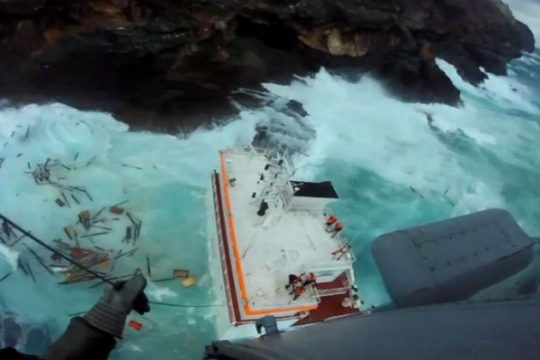 Κίνδυνος ρύπανσης από την προσάραξη του «Cabrera»