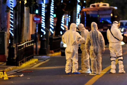 Στα Εξάρχεια η έρευνα για τη βόμβα στη Σταδίου