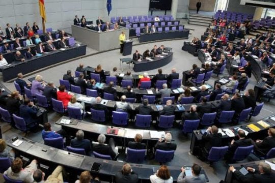 Ψαλίδι στις κοινωνικές παροχές αλλοδαπών στη Γερμανία