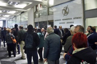 Πωλούνται όπως είναι… συνδεδεμένοι