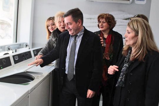 Κοινωνικό Πλυντήριο για 10.000 οικογένειες