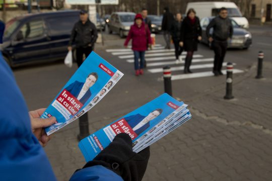 Στις κάλπες οι Ρουμάνοι με φαβορί τους Σοσιαλδημοκράτες