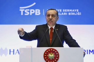 Συμφώνησαν να «ράψουν» το Σύνταγμα πάνω του