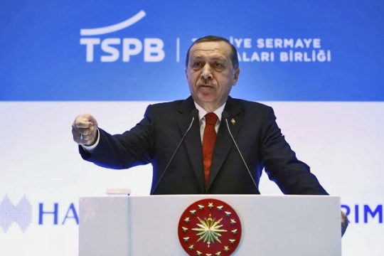 Συμφώνησαν να «ράψουν» το Σύνταγμα πάνω του