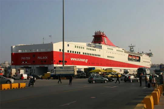 Στον Πειραιά το πλοίο με τα προϊόντα της Κρήτης