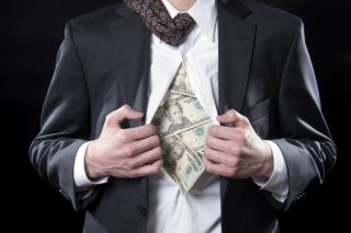 Εγραψαν τα Luxleaks στα παλιά τους τα παπούτσια
