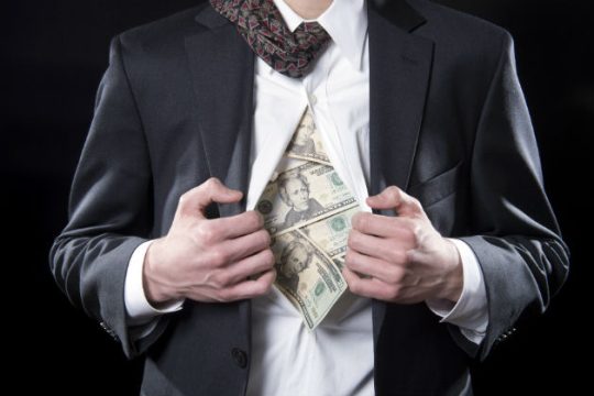 Εγραψαν τα Luxleaks στα παλιά τους τα παπούτσια