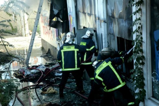 Υπό μερικό έλεγχο η φωτιά σε βιοτεχνία στον Άγιο Ιωάννη Ρέντη