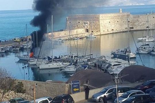 Φωτιά σε σκάφη στο λιμάνι του Ηρακλείου
