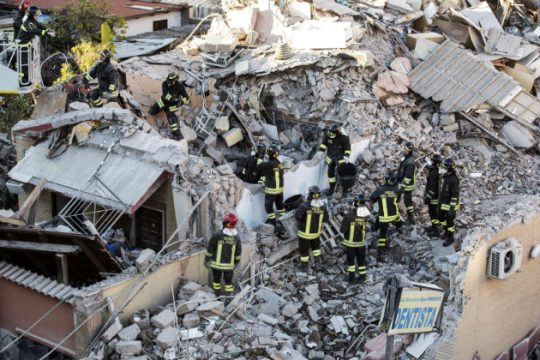 Κτίριο κατέρρευσε από έκρηξη, αγνοούνται δύο γυναίκες