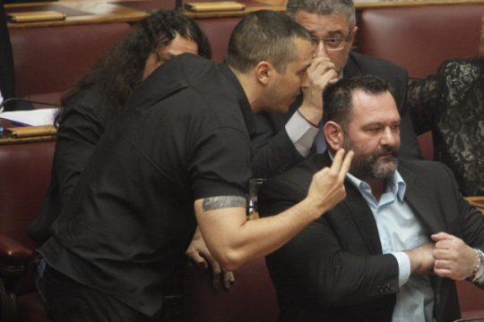 Τους τιμωρεί γιατί έκαναν παρέα με χρυσαυγίτες