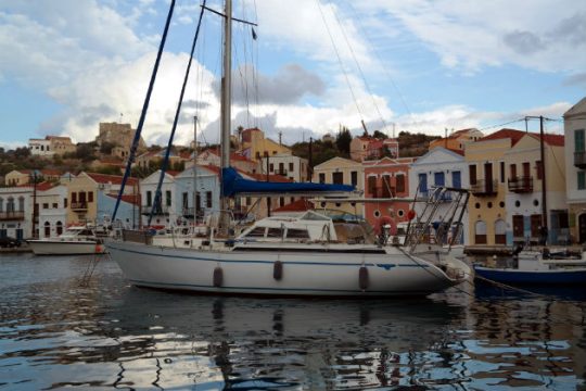 Συννεφιά και σποραδικές βροχές