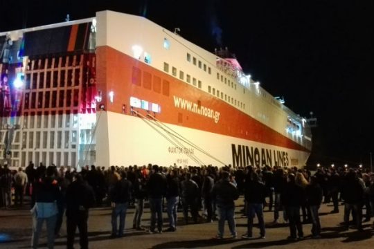Οργή αγροτών στο λιμάνι του Ηρακλείου