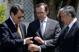 Ο Ακιντζί αποδέχεται παρουσία της Ε.Ε. στη διαπραγμάτευση