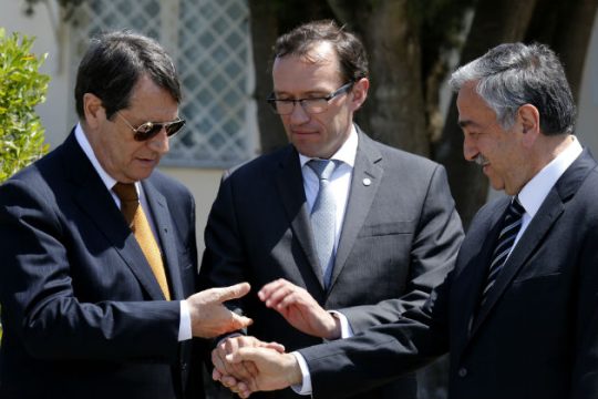 Ο Ακιντζί αποδέχεται παρουσία της Ε.Ε. στη διαπραγμάτευση