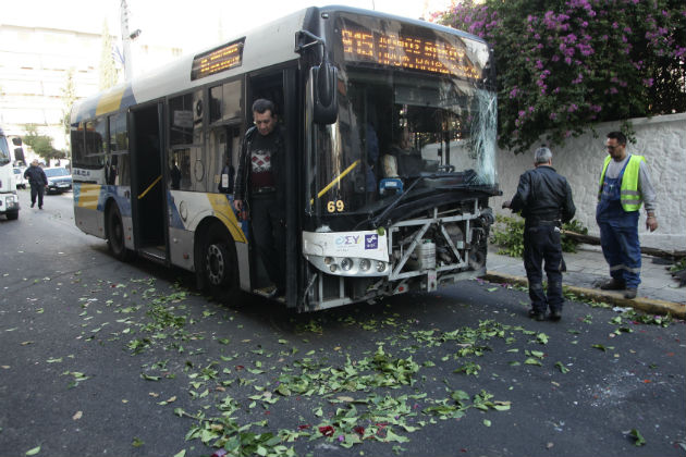 Τρελή πορεία λεωφορείου στον Πειραιά