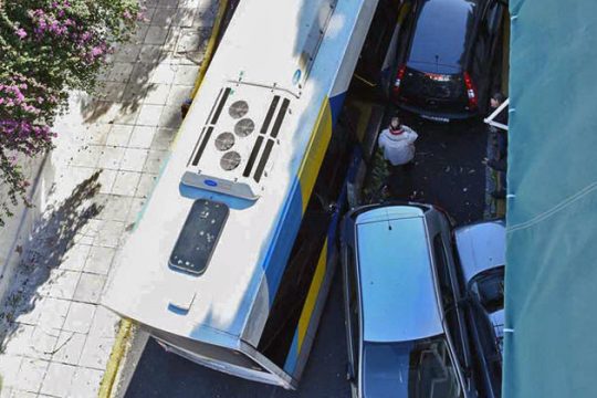 Σοβαρό τροχαίο στον Πειραιά με ακυβέρνητο λεωφορείο