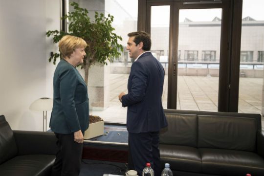 SZ: Μέρκελ μη ρίξεις τον Τσίπρα