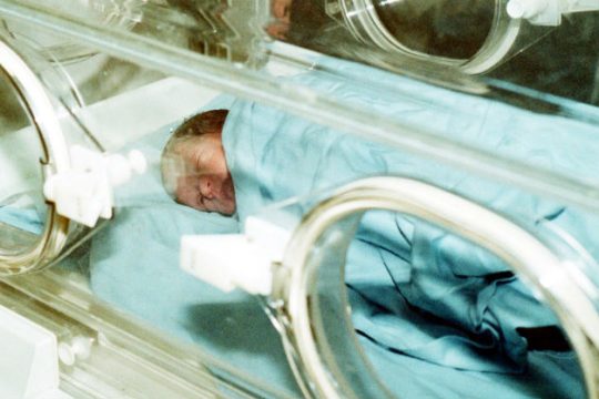 Εξαρθρώθηκε σπείρα που πωλούσε βρέφη για 6.000 με 8.000 ευρώ