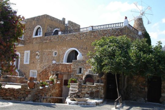 Κοινωνική δημοκρατία και κρητική μαντινάδα