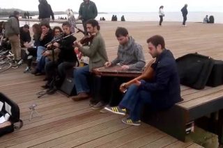 Πανηγύρι στην παραλία από τους μουσικούς του δρόμου