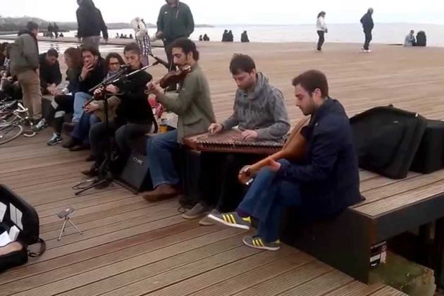 Πανηγύρι στην παραλία από τους μουσικούς του δρόμου
