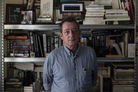 Αταίριαστες αναγνώσεις και αείζωες προσηλώσεις
