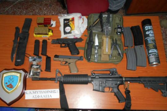 Έκρυβε ένα μικρό οπλοστάσιο στο αυτοκίνητό του