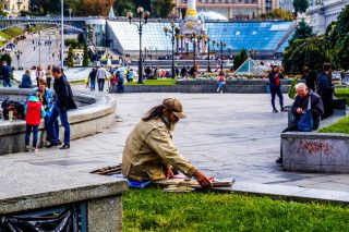 Πόρσε στους δρόμους, διαφθορά στην εξουσία και φτώχεια στα σπίτια