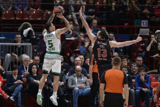 Της… έραψε κουστούμι