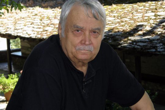 Ο Λάκης Παπαστάθης αυτοβιογραφείται