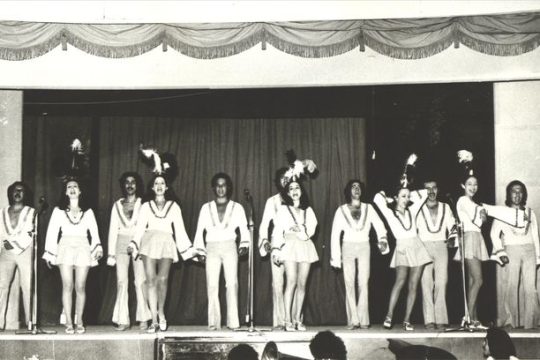 Στη λάμψη του παρόντος
