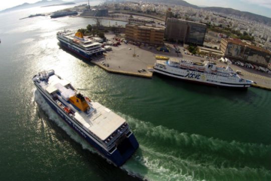 «Ποδαρικό» στο λιμάνι του Πειραιά