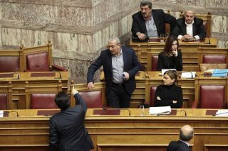 Συνεχίζεται η χυδαιότητα στη Βουλή