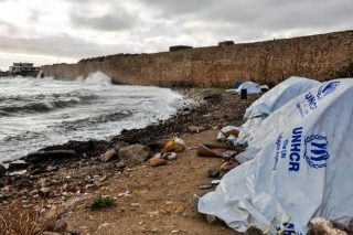 Πρόσφυγες ένα με το κύμα και η πόλη στολίζεται για τις γιορτές…