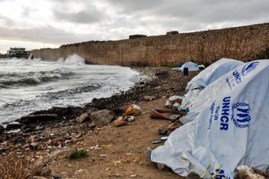 Πρόσφυγες ένα με το κύμα και η πόλη στολίζεται για τις γιορτές…