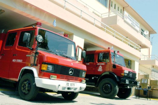 Υπό έλεγχο φωτιά σε εργοστάσιο στην παλιά εθνική Αθηνών-Θηβών