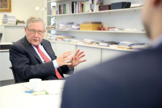 ESM: Οι παροχές Τσίπρα δεν επηρεάζουν τους στόχους